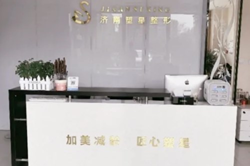 ���������t�������\��